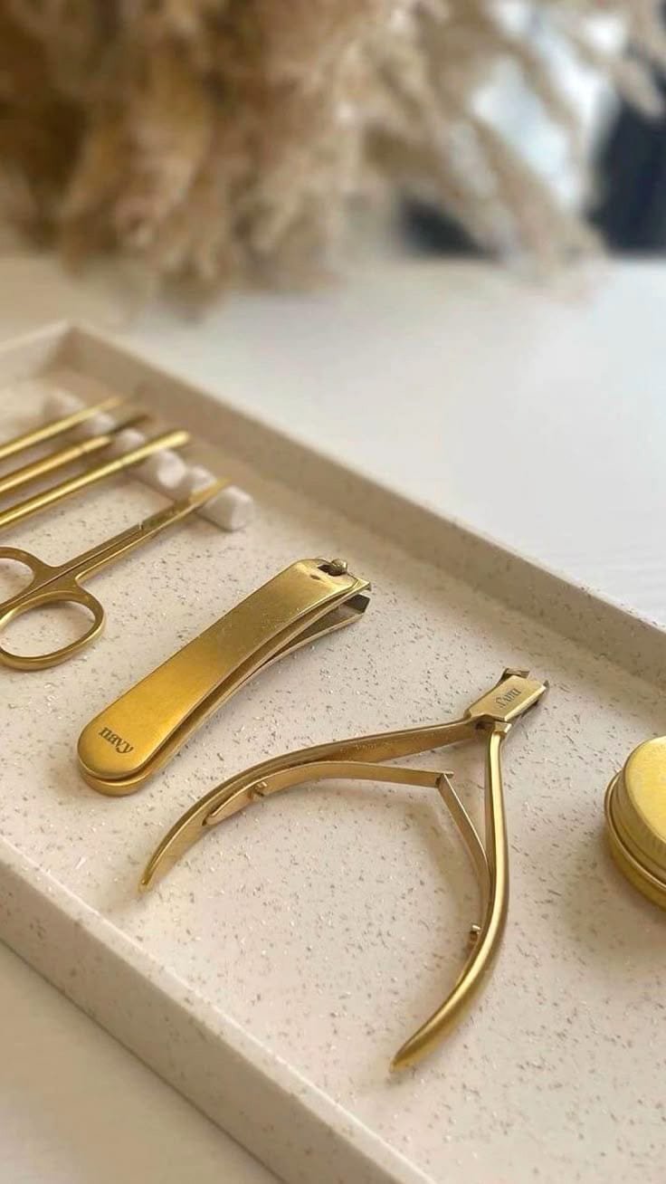Herramientas de manicura doradas